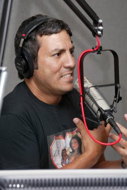 97.1 klsx'ın leo quinones 