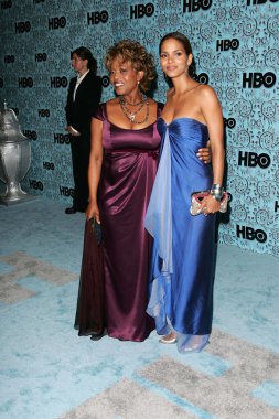 Alfre woodard ve halle berry hbo emmy partiden sonra. Pacific design center, los angeles, ca. 09-18-05