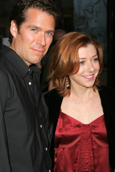 Alexis denisof i alyson hannigan na premierze spokoju. uniwersalne miasta kina, universal city, ca. 09-22-05 — Zdjęcie stockowe