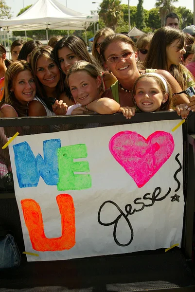 Jesse Mccartney Milton Bradley'nın Twister hamle oyun teşvik etmektedir.