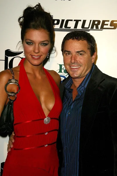 Adrianne curry und christopher knight bei der weltpremiere der vh1 serie my fair brady. Cinespace, Hollywood, ca. 09.11.05 — Stockfoto