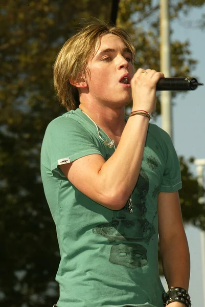 Jesse Mccartney Milton Bradley'nın Twister hamle oyun teşvik etmektedir.