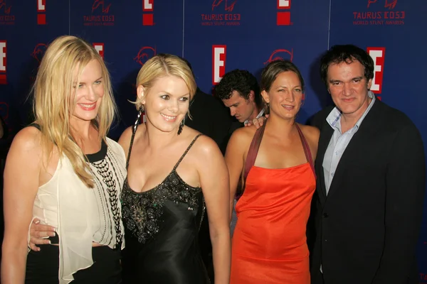 Daryl Hannah with Quentin Tarantino and the stunt team from "Kill Bill" — Stock Photo, Image