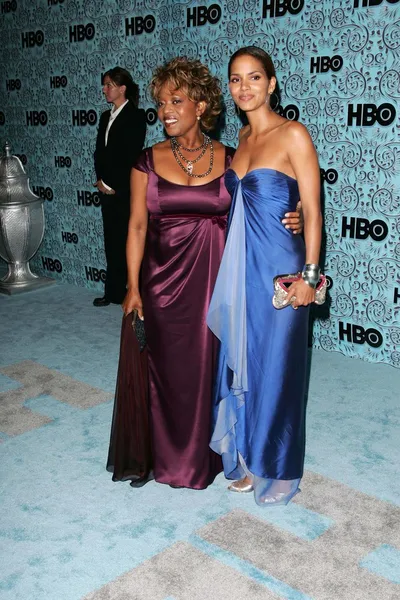 Alfre woodard en halle berry bij de hbo emmy na partij. Pacific design center, los angeles, ca. 09-18-05 — Stockfoto