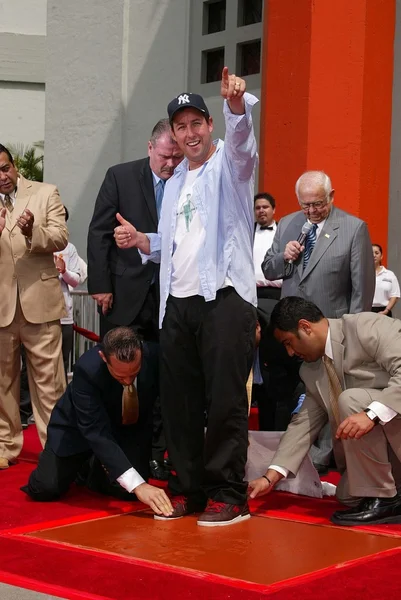 Адам Сендлер в Sandlers рукою і ногою друку Ceremoney на китайський театр, Голлівуді, Каліфорнія, 05-17-05 — стокове фото