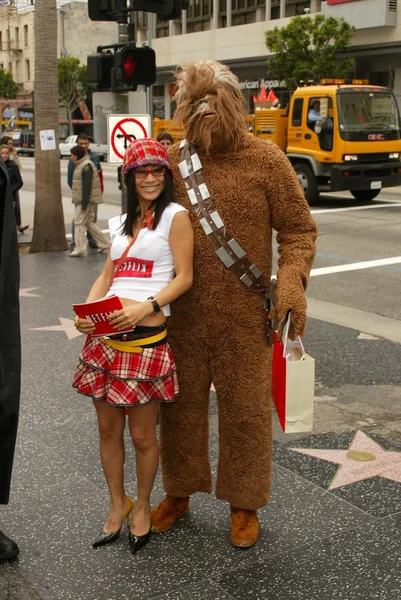 Bai ling och eetflix levererar dvd lättnad till star wars-fans — Stockfoto