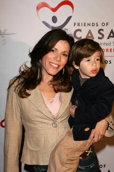 Tricia Leigh Fisher e filho Holden — Fotografia de Stock