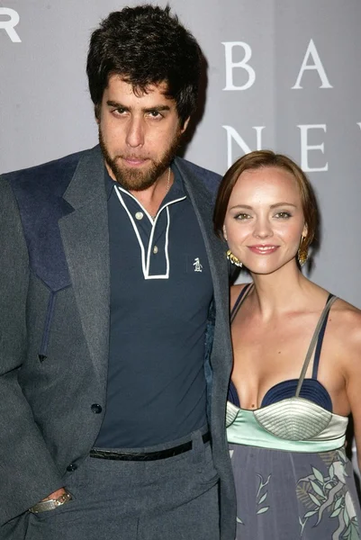 Adam Goldberg y Christina Ricci en el Desfile de Moda Proenza Schouler del Otoño 2005 en beneficio de la Fundación Violación, Ubicación Privada, Santa Mónica, CA 04-28-05 — Foto de Stock