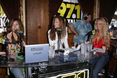 Kerri kasem, galen brown, jonny miller ve tina jordan iki kız ve bir tavşan saddle ranch, saddle ranch chop house, west hollywood, ca 07-17-05