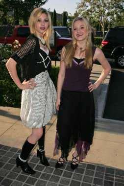 Alyson Michalka, Amanda Michalka