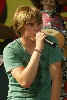 Jesse Mccartney Milton Bradley'nın Twister hamle oyun teşvik etmektedir.