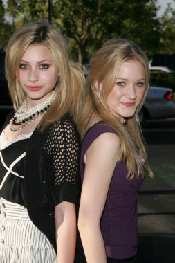 Alyson Michalka, Amanda Michalka