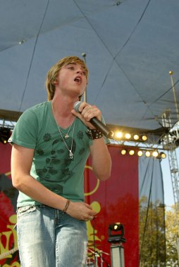 Jesse Mccartney Milton Bradley'nın Twister hamle oyun teşvik etmektedir.