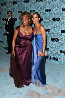 Alfre woodard ve halle berry hbo emmy partiden sonra. Pacific design center, los angeles, ca. 09-18-05
