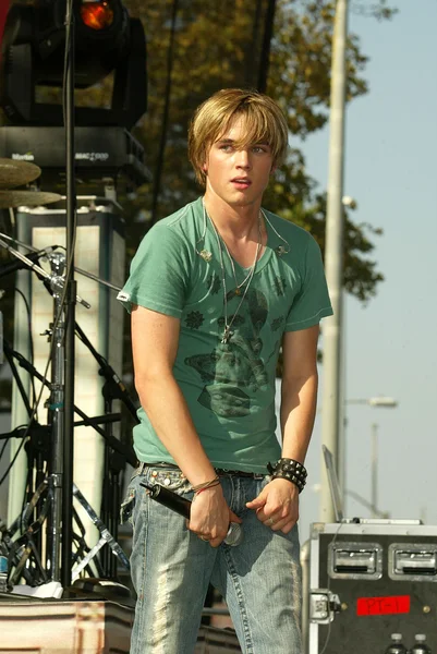 Jesse Mccartney Milton Bradley'nın Twister hamle oyun teşvik etmektedir.