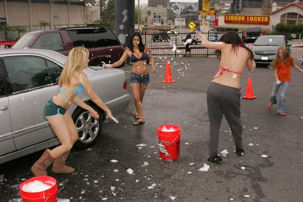 Celebrity Bikini Hurricane Relief Car Wash — Stock Photo, Image