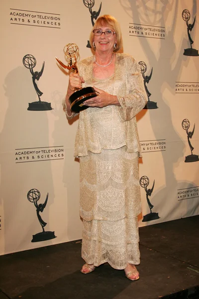 Kathryn Joosten Dans la salle de presse aux Primetime Creative Arts Emmy Awards 2005, Shrine Auditorium, Los Angeles, CA 09-11-05 — Photo