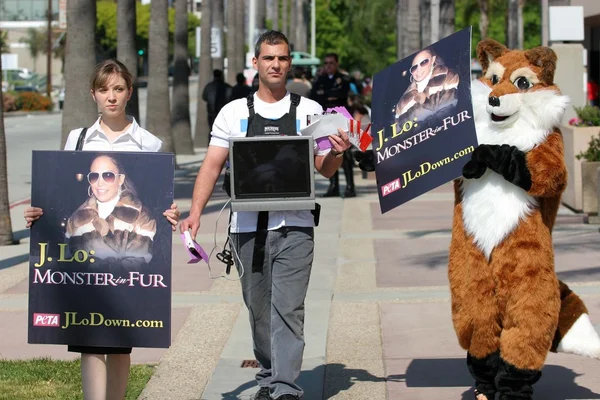 PETA protesty jennifer lopez — Zdjęcie stockowe