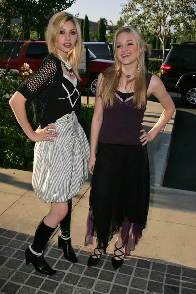Alyson Michalka, Amanda Michalka