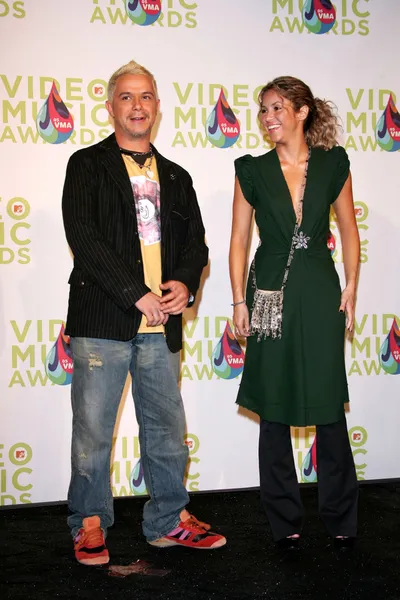 Alejandro Sanz e Nelly Furtado nella sala stampa degli MTV Video Music Awards 2005. American Airlines Arena, Miami, FL. 08-28-05 . — Foto Stock