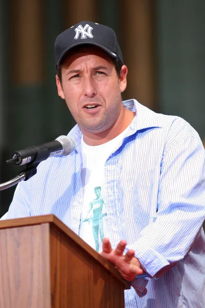 Adam sandler at sandlers hand and foot print zeremonie im chinesischen theater, hollywood, ca 17.05. — Stockfoto