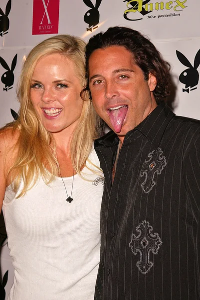 Victoria daha dolgun ve jonathan baker