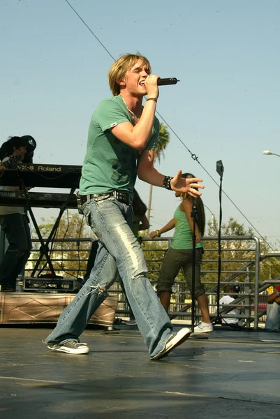 Jesse Mccartney Milton Bradley'nın Twister hamle oyun teşvik etmektedir.