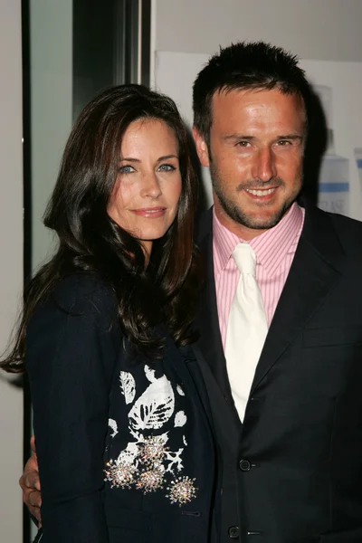 Courteney Cox organizza una raccolta fondi per l'EBMRF — Foto Stock