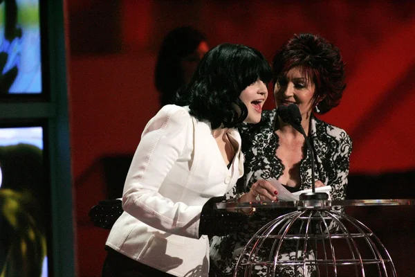 Kelly Osbourne e Sharon Osbourne durante o World Music Awards Show. Teatro Kodak, Hollywood, CA. 08-31-05 — Fotografia de Stock