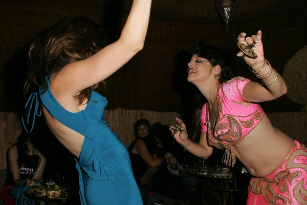 Alicia Arden and the Belly Dancer at the Phoebe Price birthday party, Moun of Tunis, West Hollywood, CA 09-23-05 — Stock Photo, Image