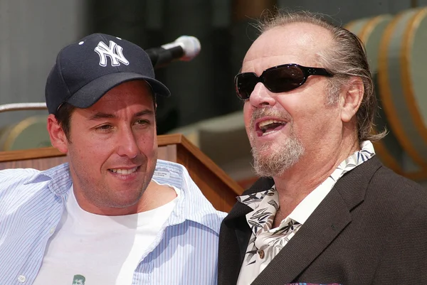 Adam Sandler e Jack Nicholson em Sandlers Hand and Foot Print Ceremoney no Chinese Theater, Hollywood, CA 05-17-05 — Fotografia de Stock