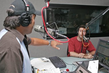 97.1 klsx'ın leo quinones 