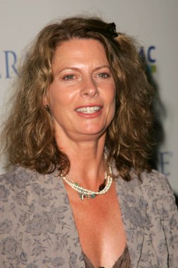 Kathryn harrold, courteney cox ve kinerase, armand hammer Müzesi, westwood tarafından 07-11-05 ca sponsorluğunda ebmrf için bağış