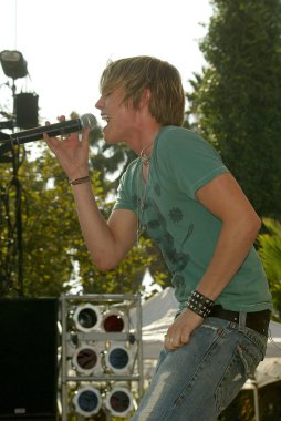 Jesse Mccartney Milton Bradley'nın Twister hamle oyun teşvik etmektedir.