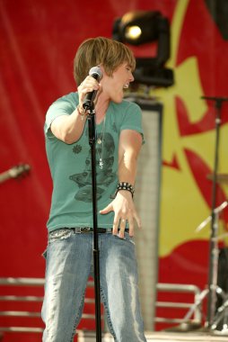 Jesse Mccartney Milton Bradley'nın Twister hamle oyun teşvik etmektedir.