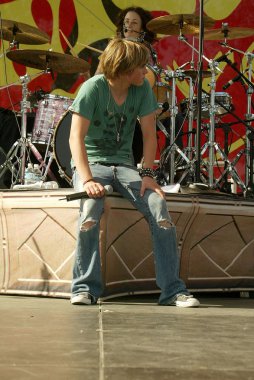 Jesse Mccartney Milton Bradley'nın Twister hamle oyun teşvik etmektedir.