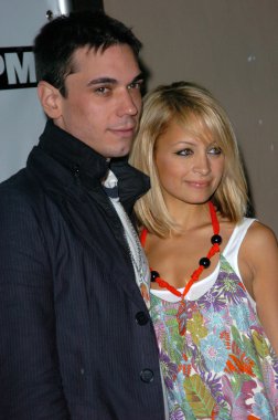 içinde: e3 2005 partisi