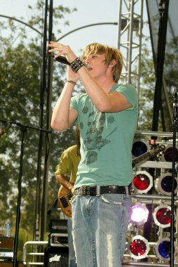 Jesse Mccartney Milton Bradley'nın Twister hamle oyun teşvik etmektedir.