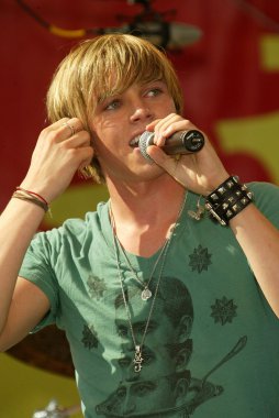 Jesse Mccartney Milton Bradley'nın Twister hamle oyun teşvik etmektedir.