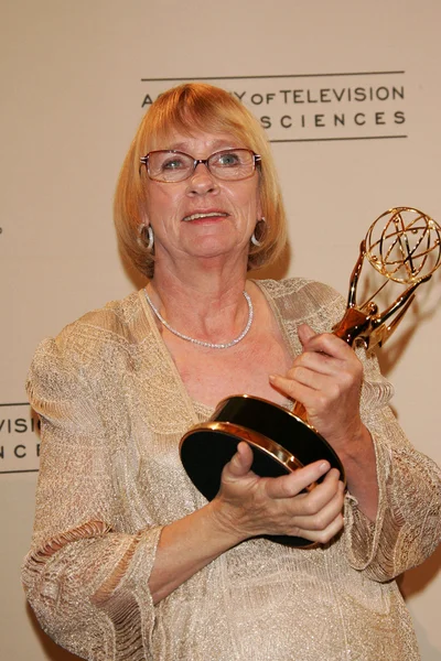 Kathryn Joosten Nella sala stampa del Primetime Creative Arts Emmy Awards 2005, Shrine Auditorium, Los Angeles, CA 09-11-05 — Foto Stock