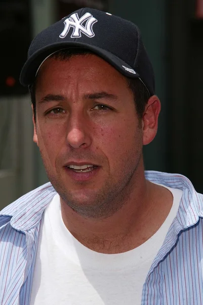 Adam sandler på sandlers hand och fot skriva ut ceremoney på kinesiska theater, hollywood, ca 05-17-05 — Stockfoto