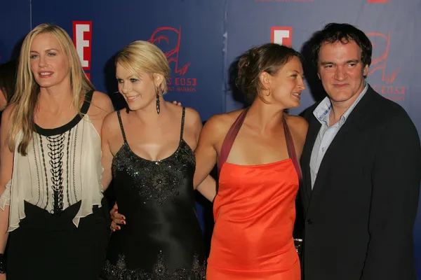 Daryl Hannah con Quentin Tarantino y el equipo de acrobacias de "Kill Bill " —  Fotos de Stock