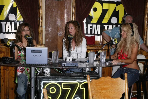 Kerri Kasem, Galen Brown, Jonny Miller y Tina Jordan en el Two Chicks and a Bunny at the Saddle Ranch, The Saddle Ranch Chop House, West Hollywood, CA 07-17-05 — Foto de Stock