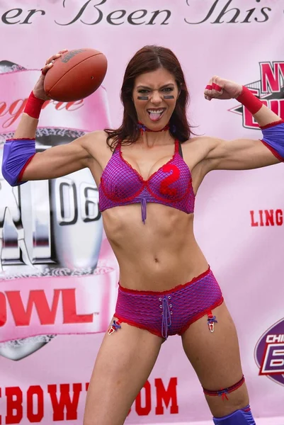 Adrianne Curry at the Lingerie Bowl III Kick-Off Celebrity Quarterback Photo Shoot, Private Location, Long Beach, CA 05-27-05 — Stock Photo, Image