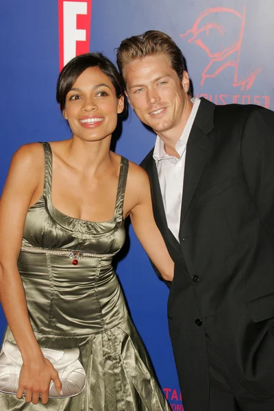 Rosario Dawson y su amigo Jason — Foto de Stock