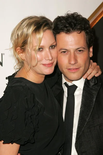 Alice Evans y Ioan Gruffudd en la Tercera Fiesta Semanal de Entretenimiento Pre-Emmy. Cabana Club, Hollywood, CA. 09-17-05 — Foto de Stock