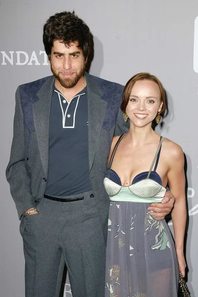 Adam Goldberg e Christina Ricci no Outono de 2005 Proenza Schouler Fashion Show beneficiando a Rape Foundation, Private Location, Santa Monica, CA 04-28-05 — Fotografia de Stock