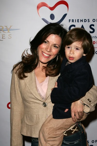 Tricia Leigh Fisher and Son Holden — Stock Photo, Image