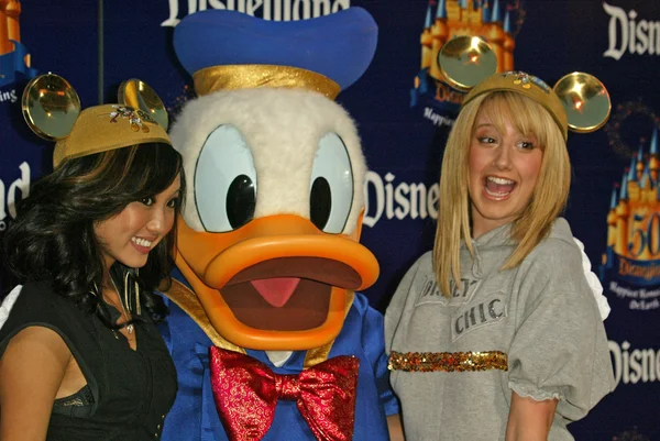 Brenda Strong, Pato Donald e Ashley Tisdale — Fotografia de Stock