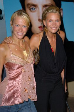 Dergi açılış partisine launch.com için gösteriş yapmak